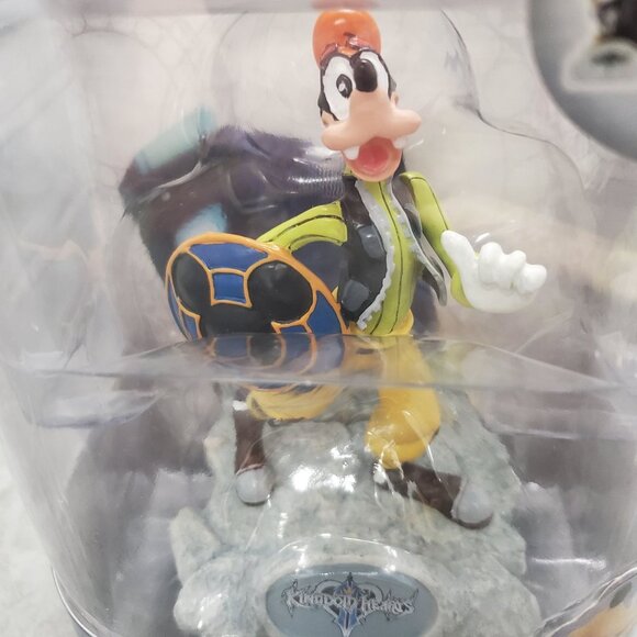 Kingdom Hearts Goofy Resin Figure Disney Interactive Monogram Collectible - Picture 3 of 10